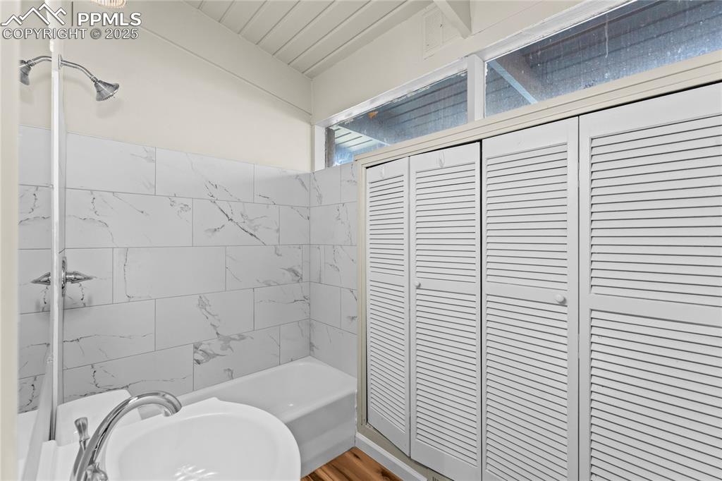 Image 13 of 23: Bathroom