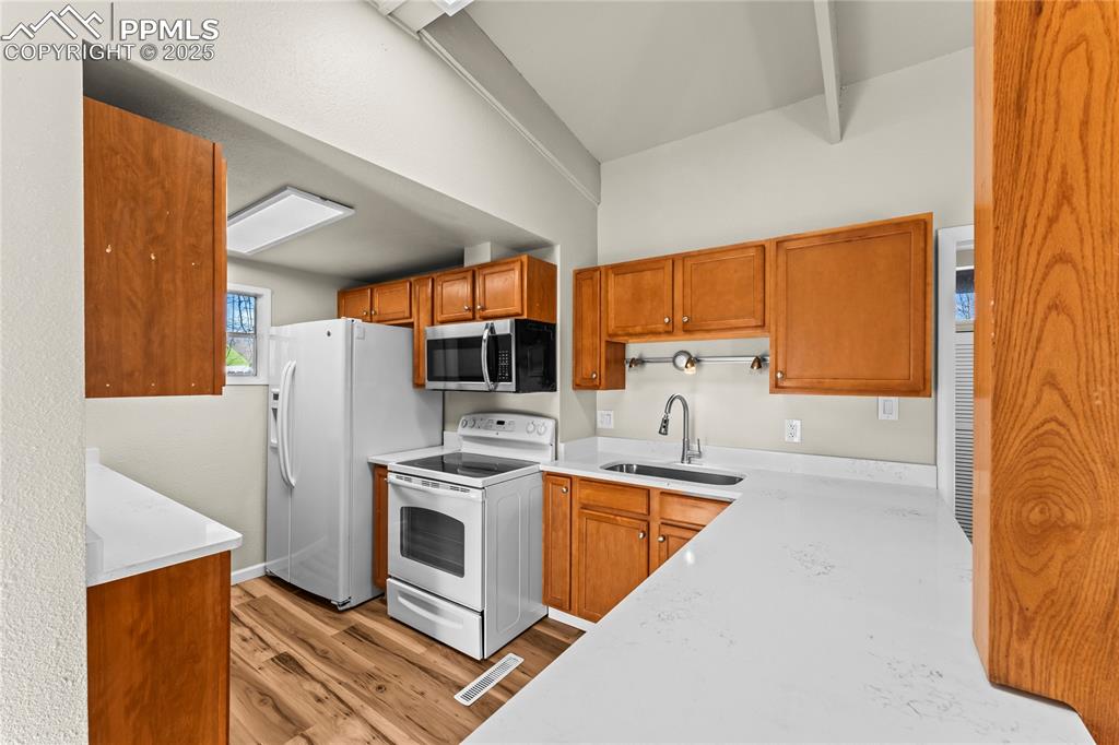 Image 14 of 23: Kitchen