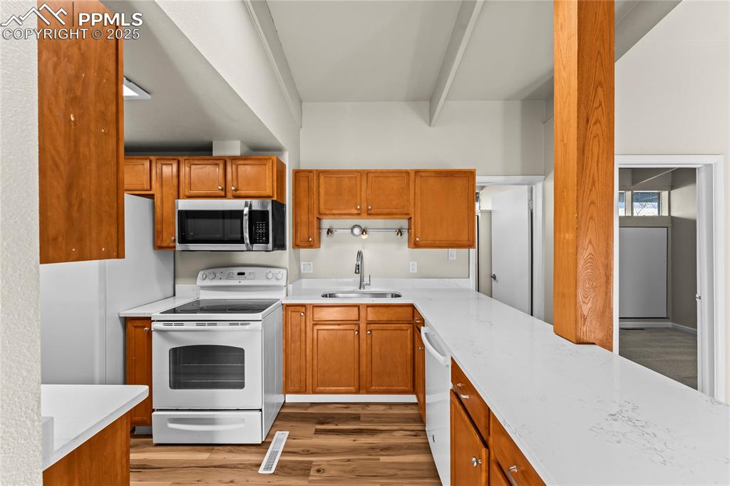 Image 15 of 23: Kitchen