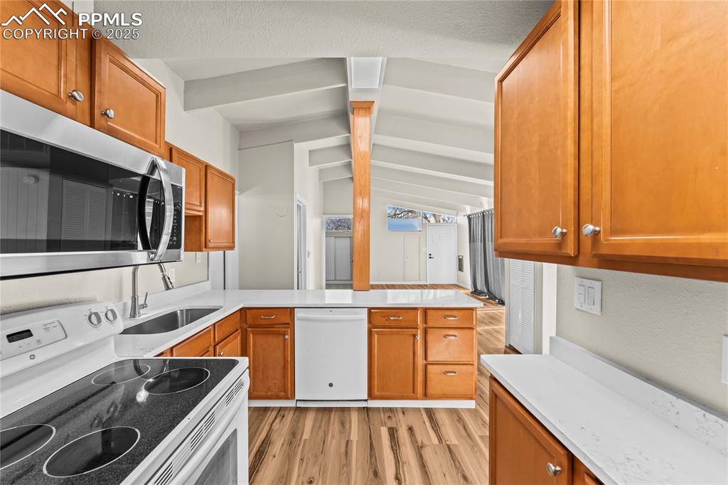 Image 17 of 23: Kitchen