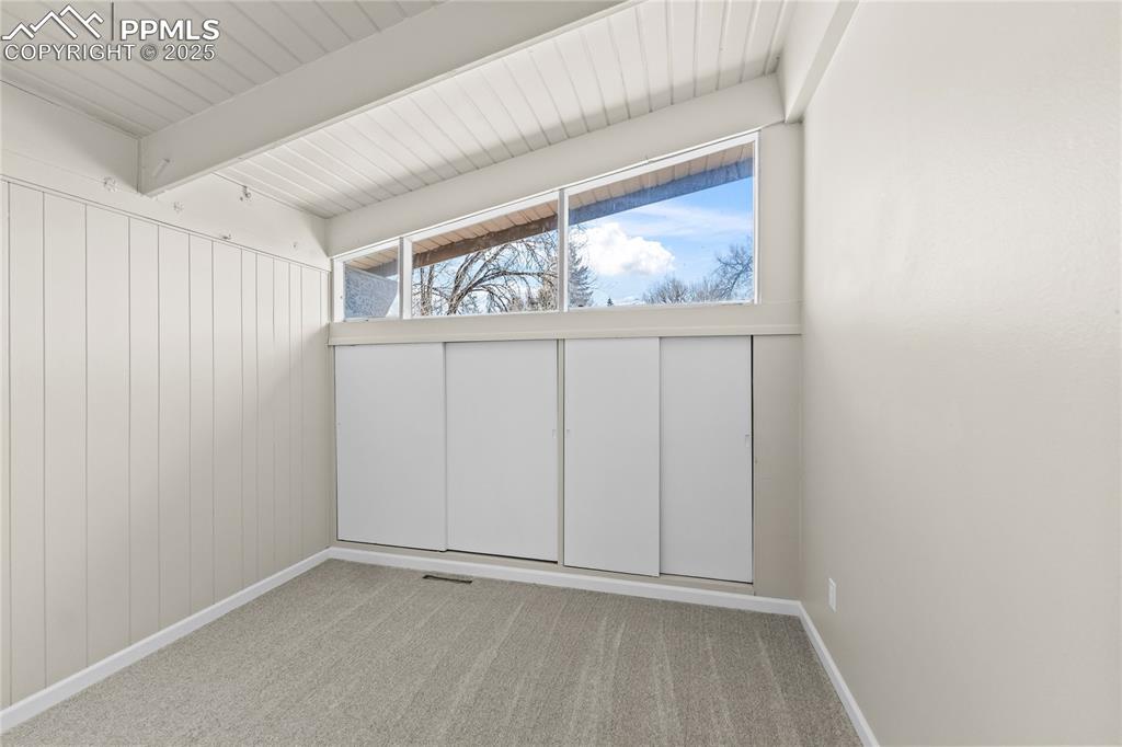 Image 6 of 23: Bedroom