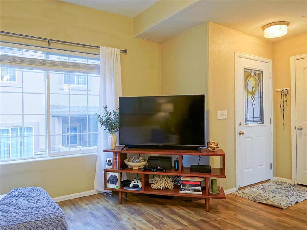 Image 4 of 31: Living room View 3