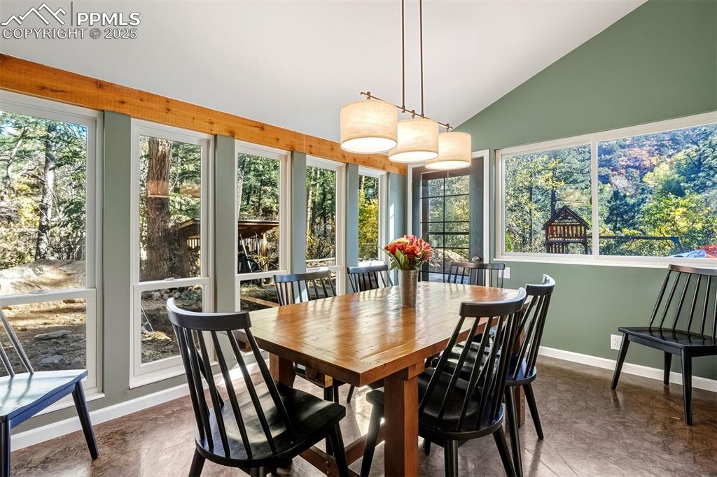 Image 11 of 50: Sitting Room