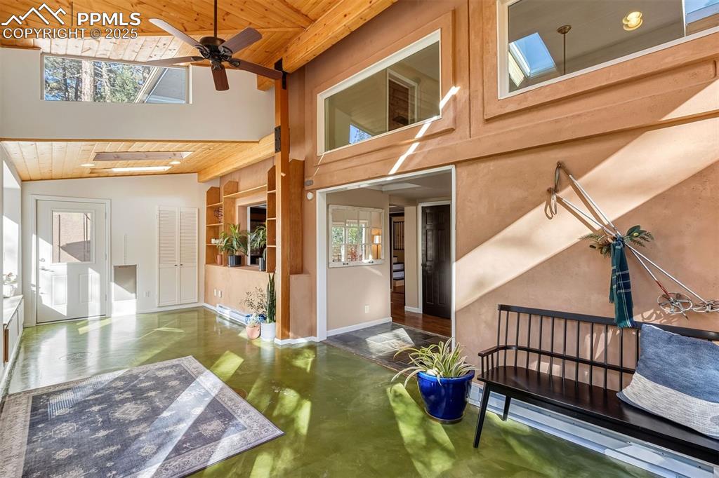 Image 17 of 50: Office