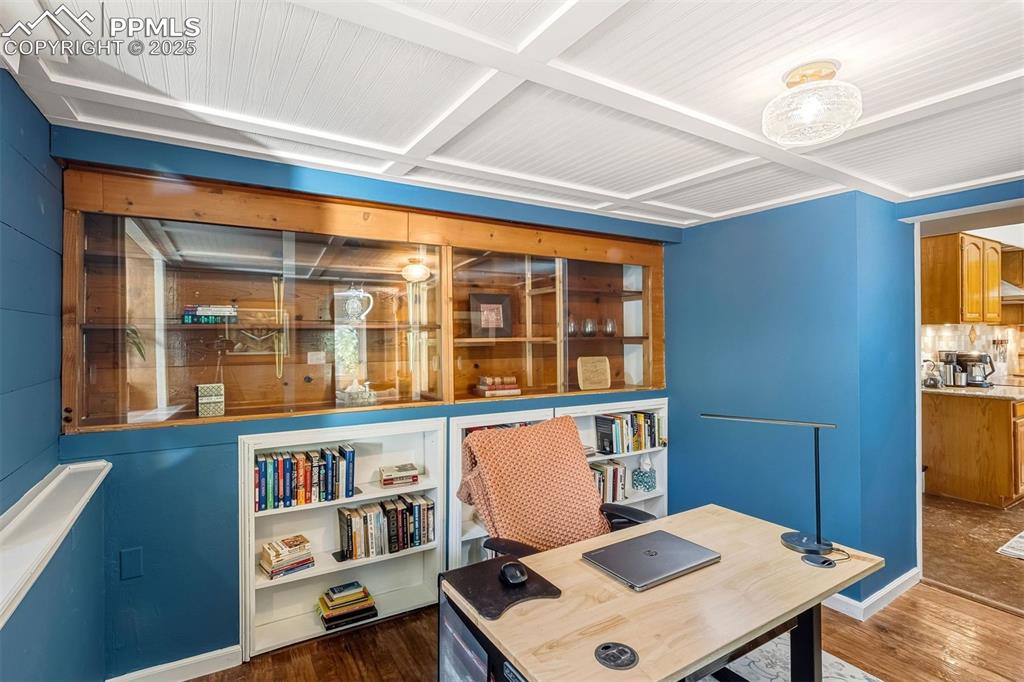 Image 22 of 50: Bedroom