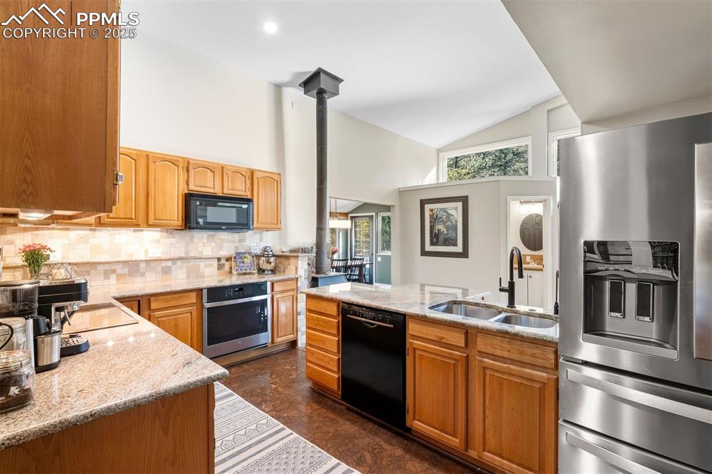 Image 31 of 50: Bedroom