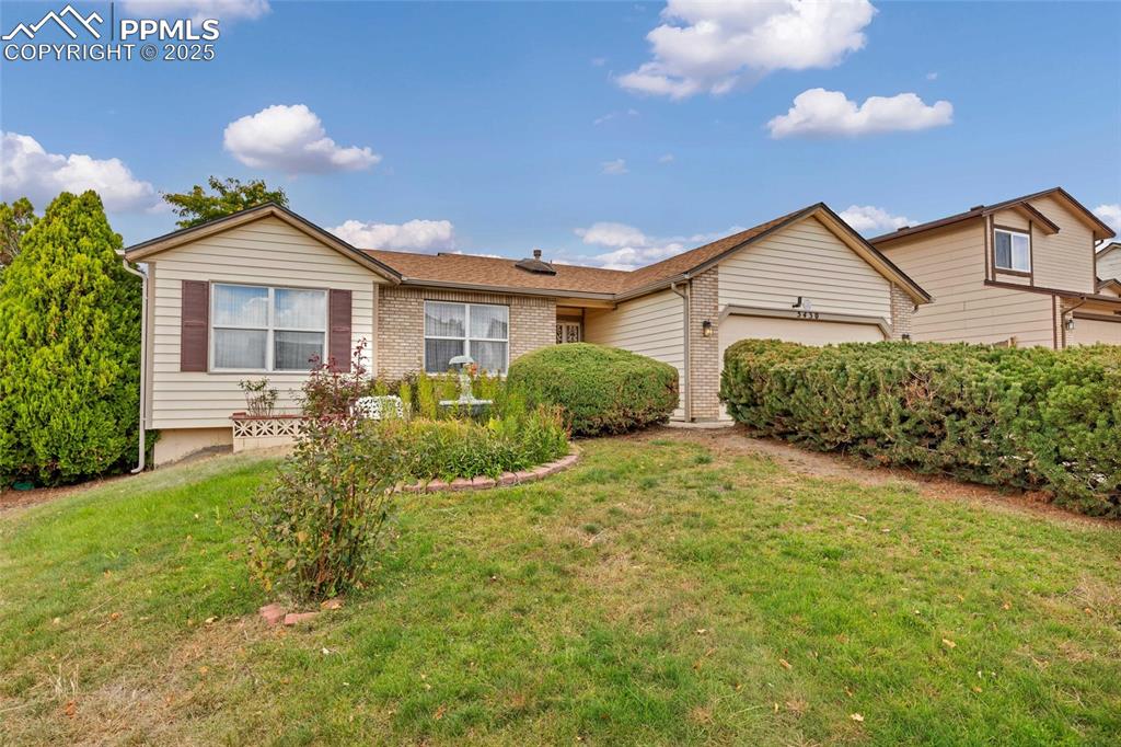 Image 20 of 21: You’ll love the easygoing vibe of this home — great yard space, plenty of c