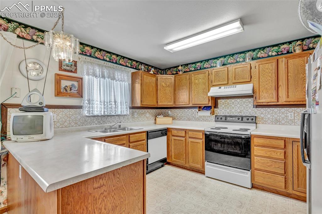 Image 4 of 21: This spacious kitchen is ready for your next chapter — tons of cabinet spac