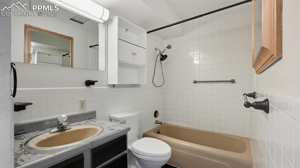 Image 19 of 31: The Full Bathroom offers a vanity, mirror, and tiled tub/shower.