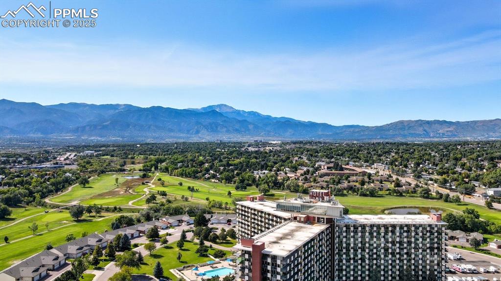 Image 4 of 31: Incredible amenities including a pool, sauna, gym, billiard room, library, 