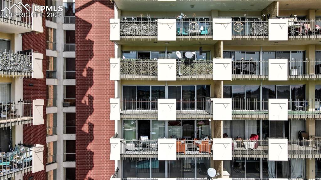 Image 6 of 31: Expansive private balconies to enjoy the fabulous views.