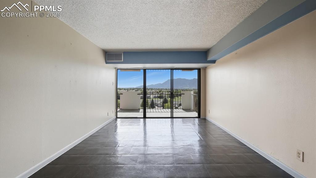 Image 9 of 31: Spacious Living Room, great for entertaining family and friends.