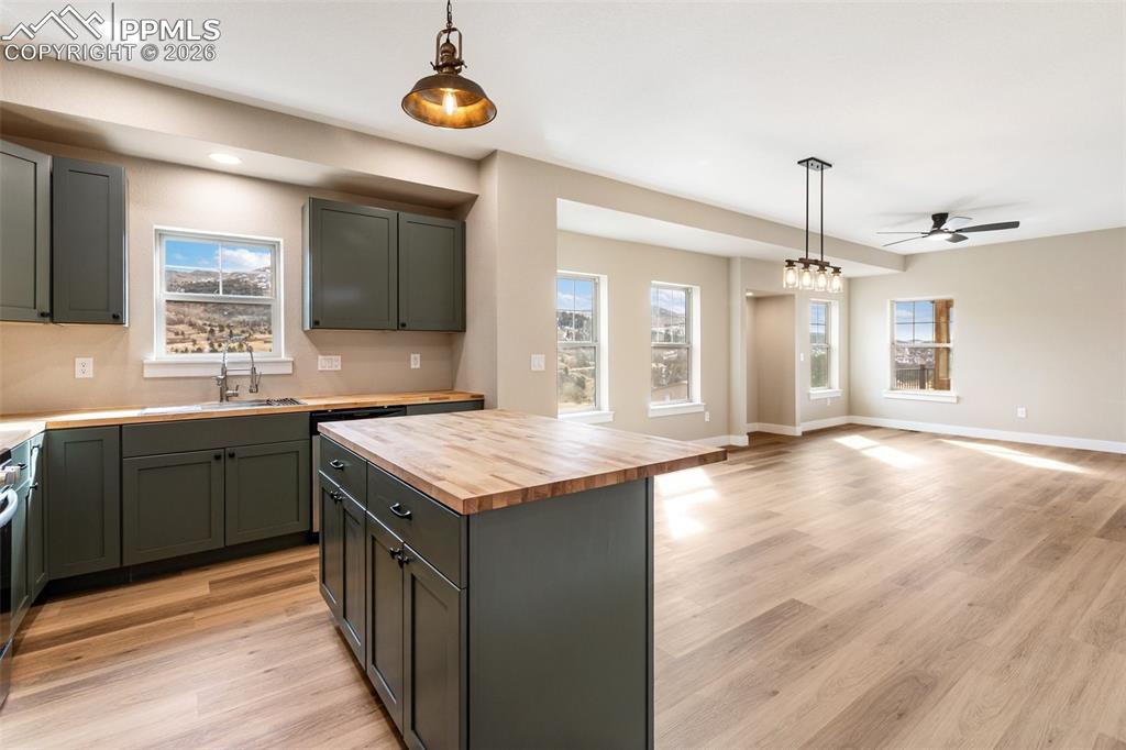 Image 10 of 22: Kitchen