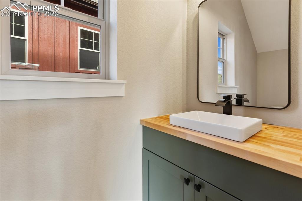 Image 15 of 22: Bathroom