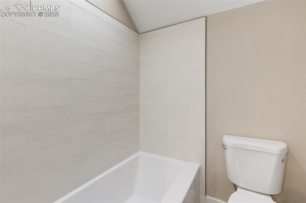 Image 16 of 22: Bathroom