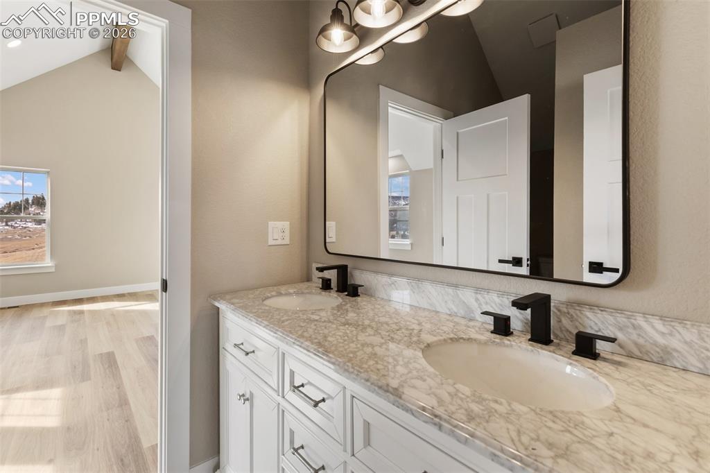 Image 18 of 22: Bathroom