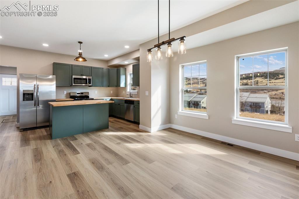 Image 21 of 22: Kitchen