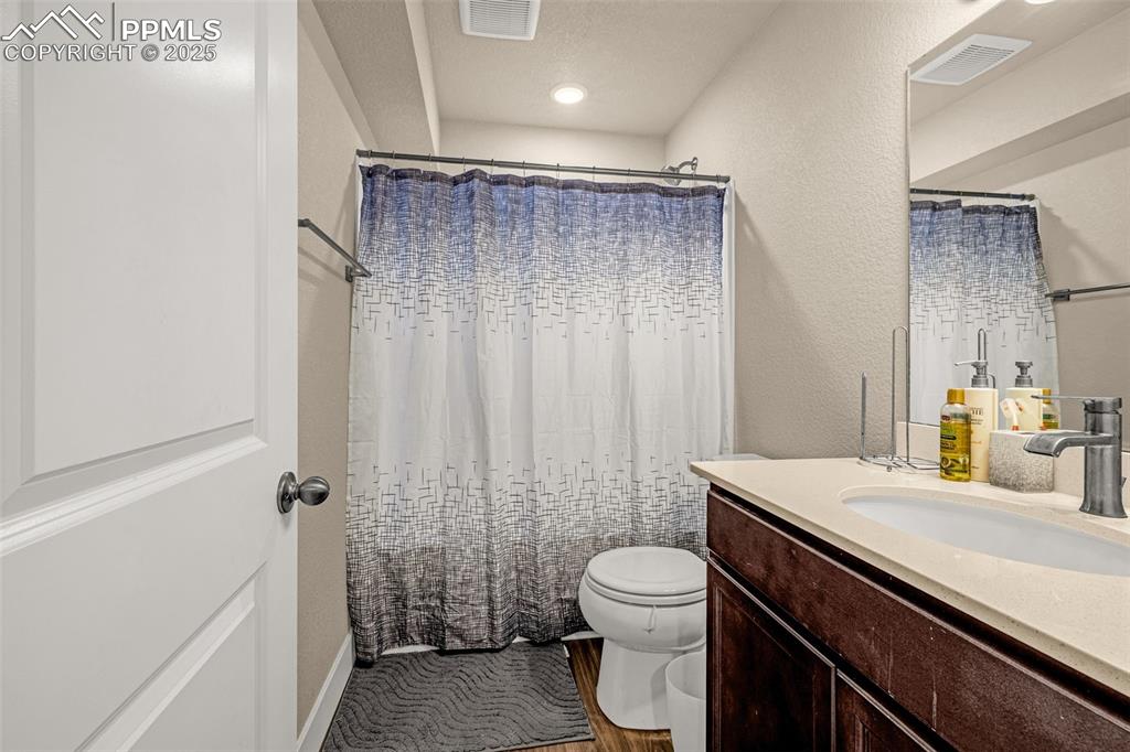 Image 28 of 38: Bathroom