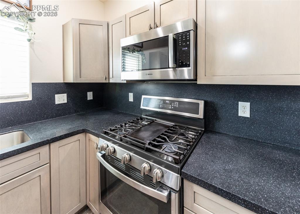 Image 13 of 50: Kitchen