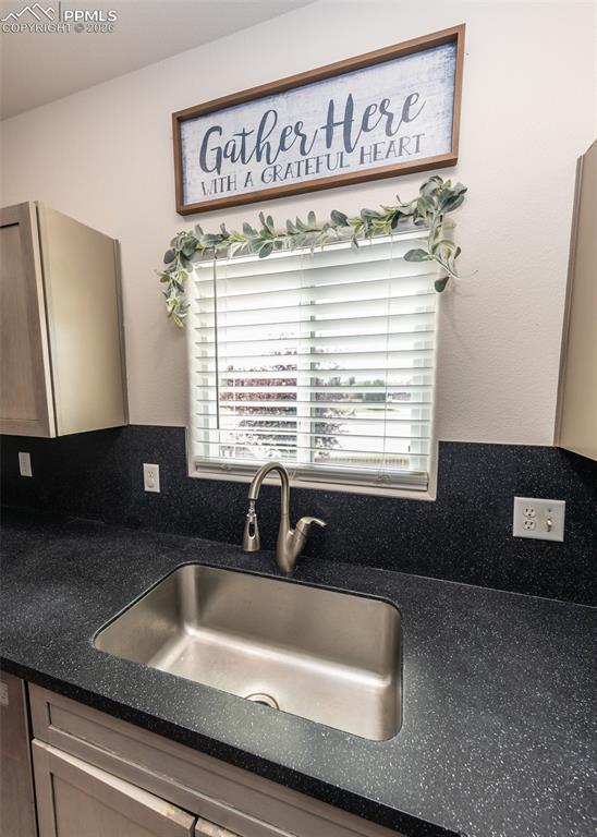 Image 15 of 50: Kitchen