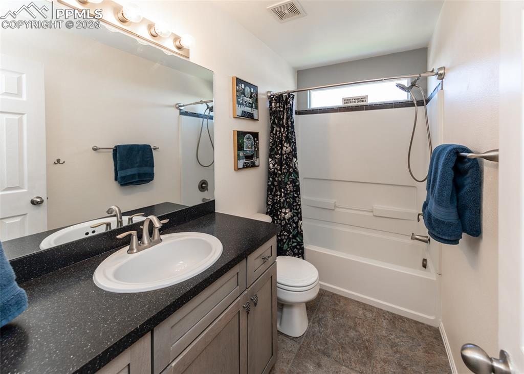 Image 31 of 50: Upper Level Bath!