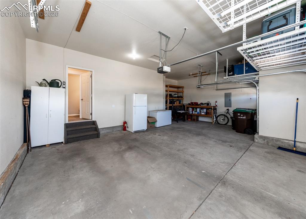 Image 44 of 50: Garage