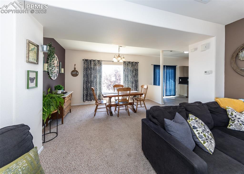 Image 7 of 50: 10x15 Dining Area!