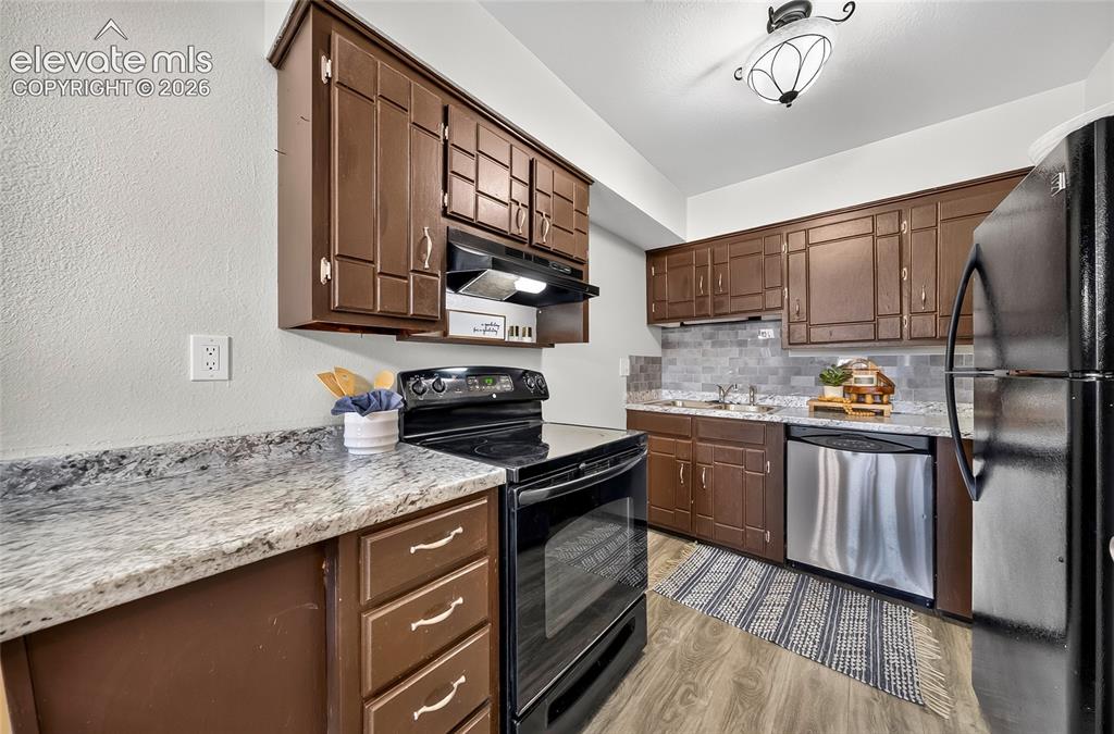 Image 10 of 27: Kitchen