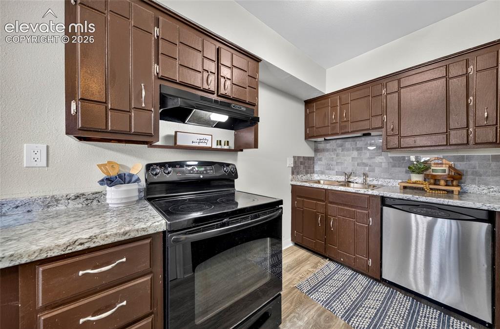 Image 11 of 27: Kitchen