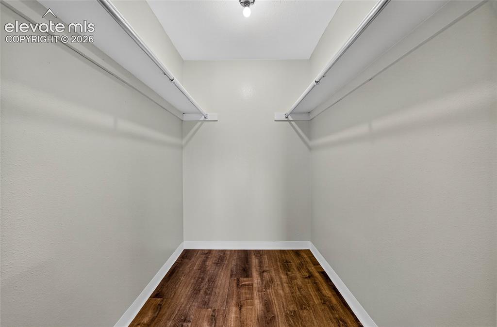 Image 19 of 27: Closet