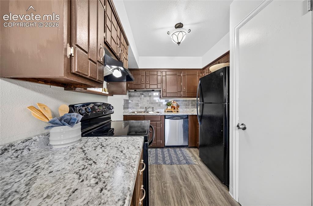 Image 8 of 27: Kitchen