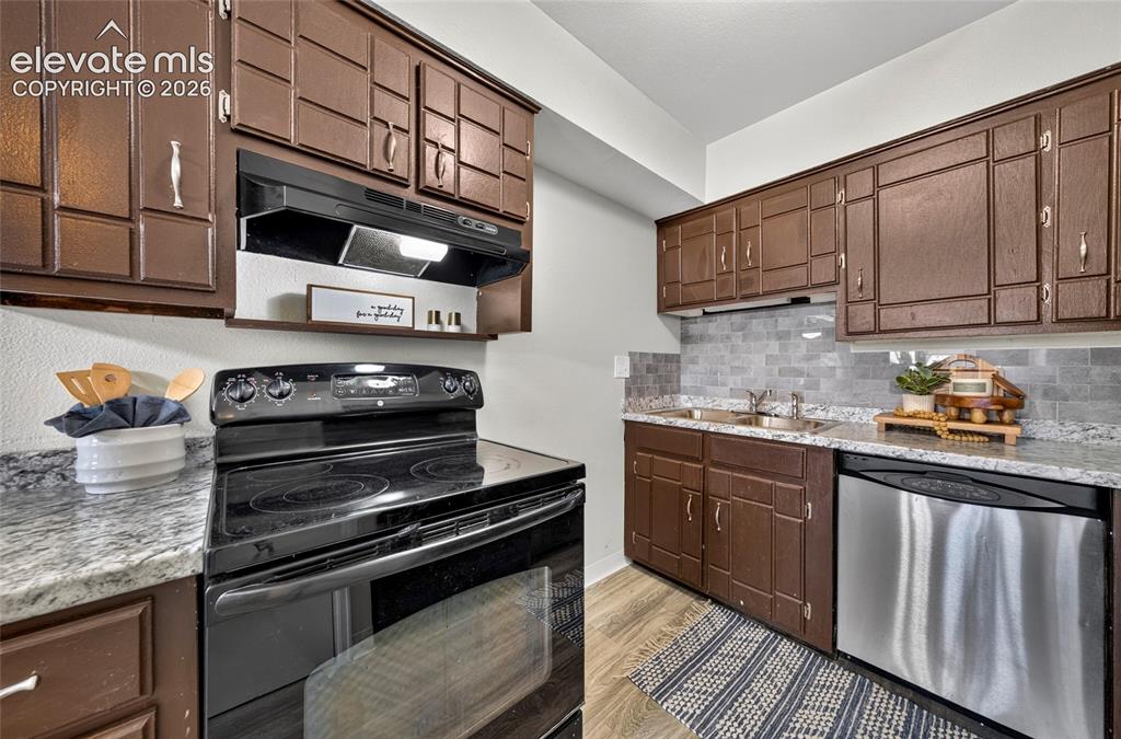 Image 9 of 27: Kitchen