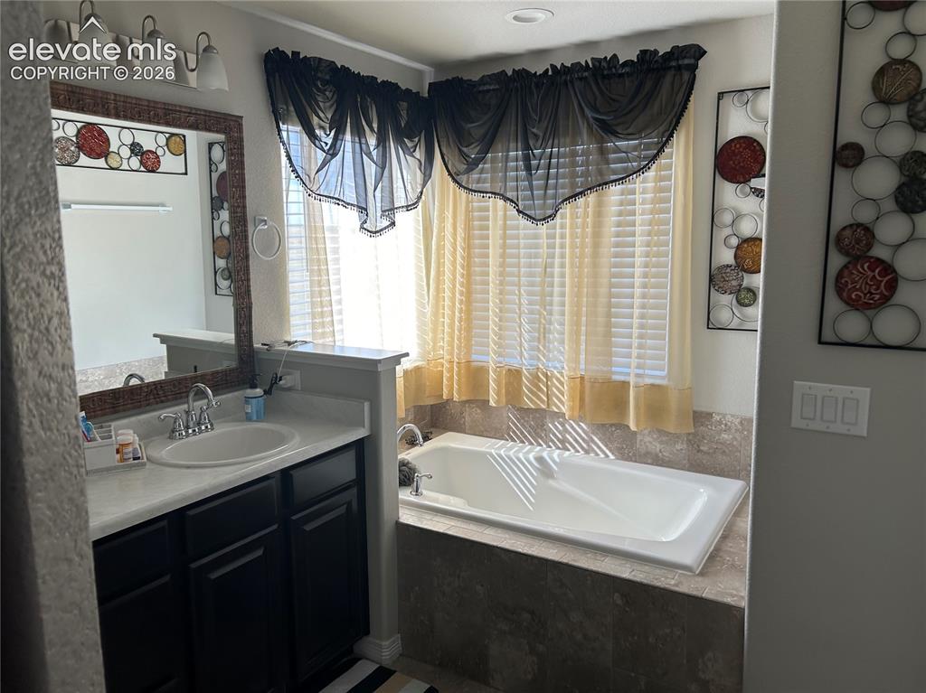 Image 10 of 14: Bathroom