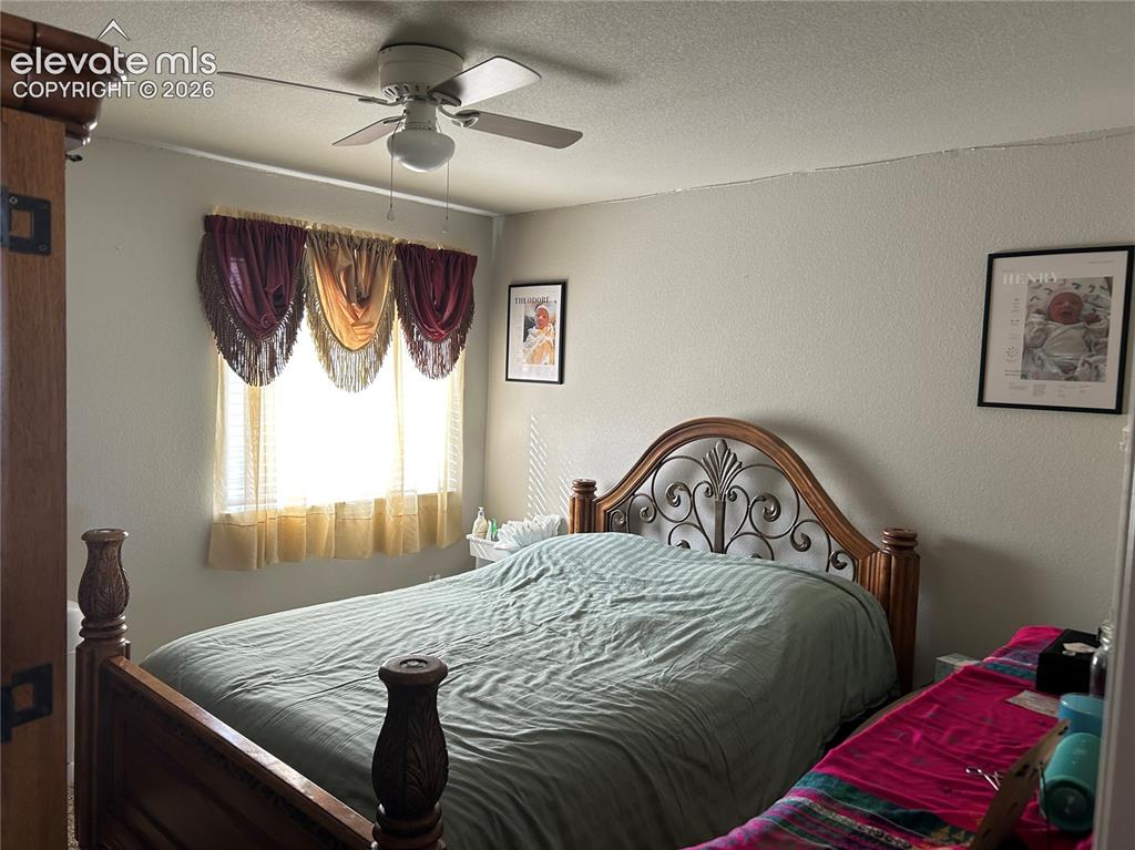 Image 13 of 14: Bedroom