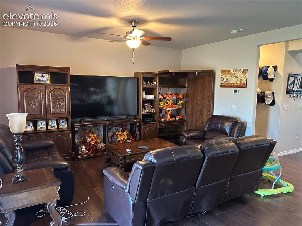 Image 4 of 14: Living Room