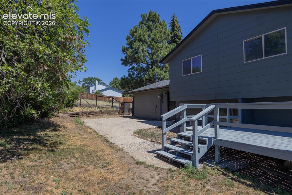 Image 10 of 15: Yard