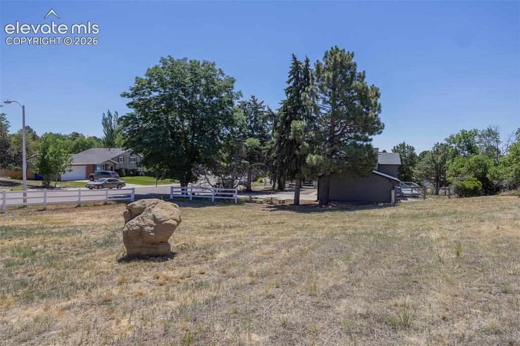 Image 14 of 15: Yard
