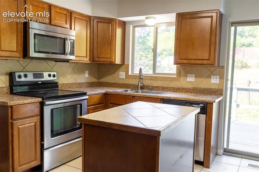 Image 16 of 50: Kitchen