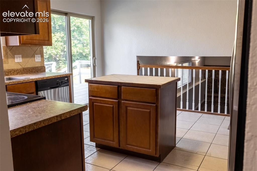 Image 17 of 50: Kitchen