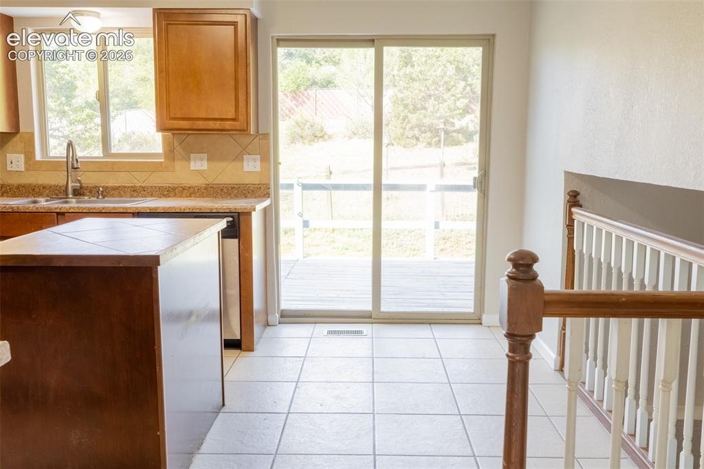 Image 18 of 50: Kitchen