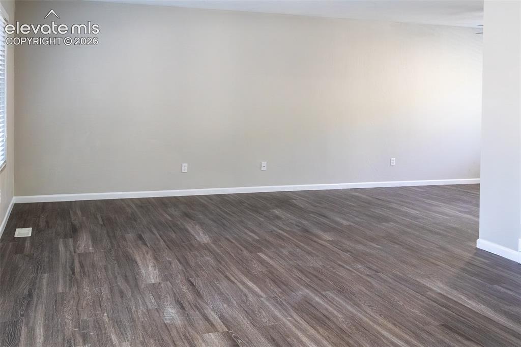 Image 19 of 50: Living Room