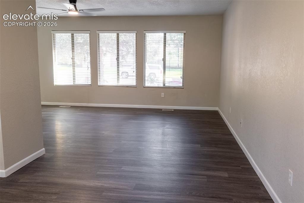 Image 20 of 50: Dining Area