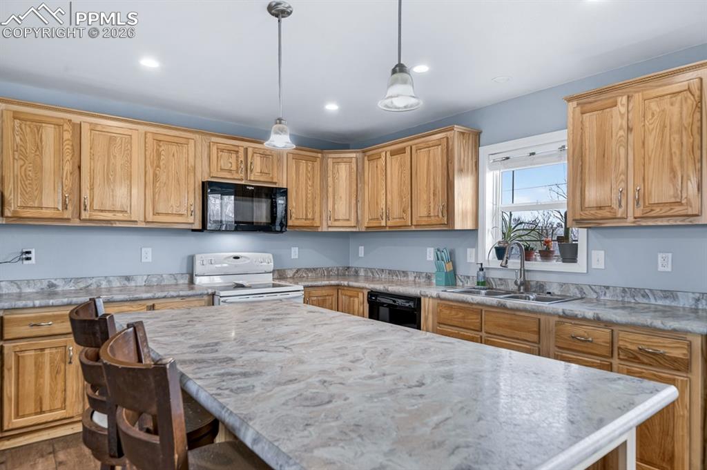 Image 10 of 38: Kitchen