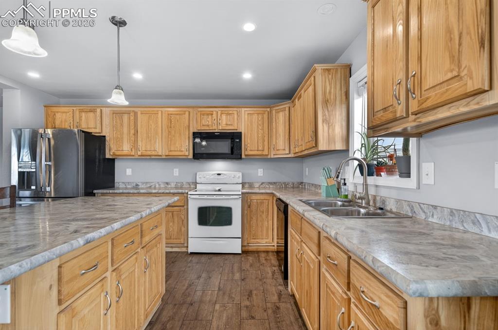 Image 13 of 38: Kitchen