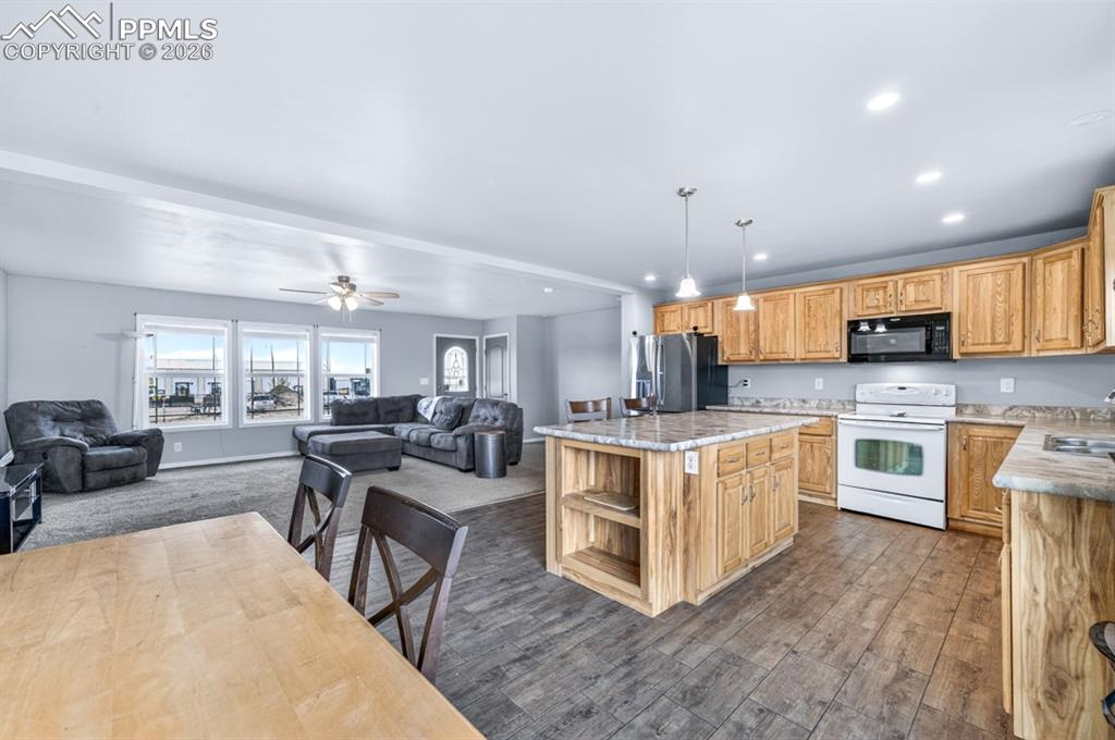 Image 15 of 38: Kitchen