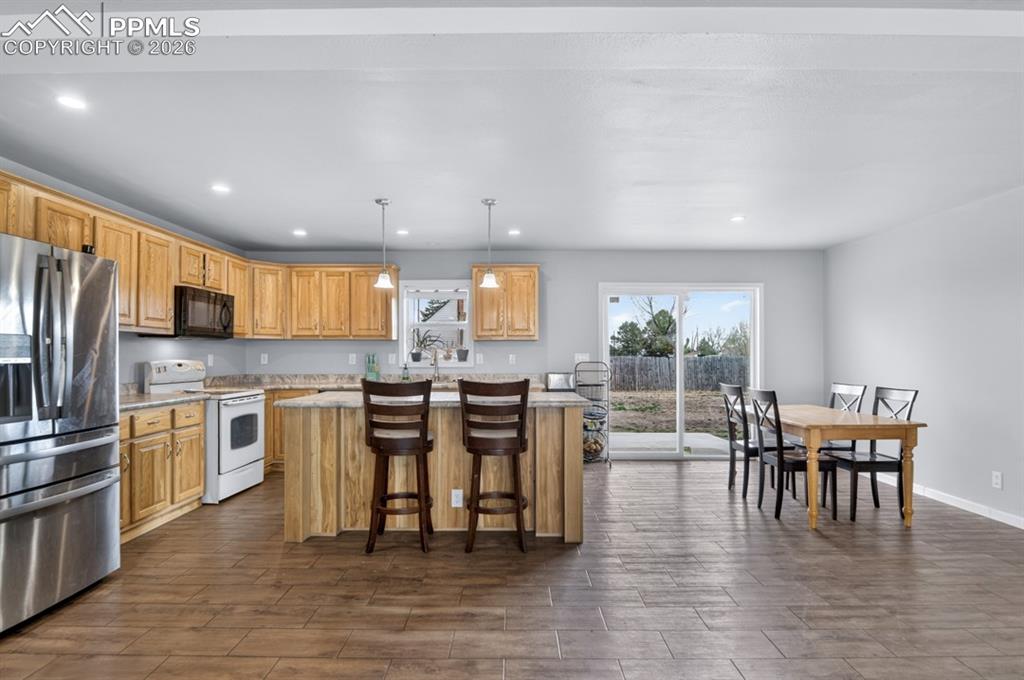 Image 16 of 38: Kitchen