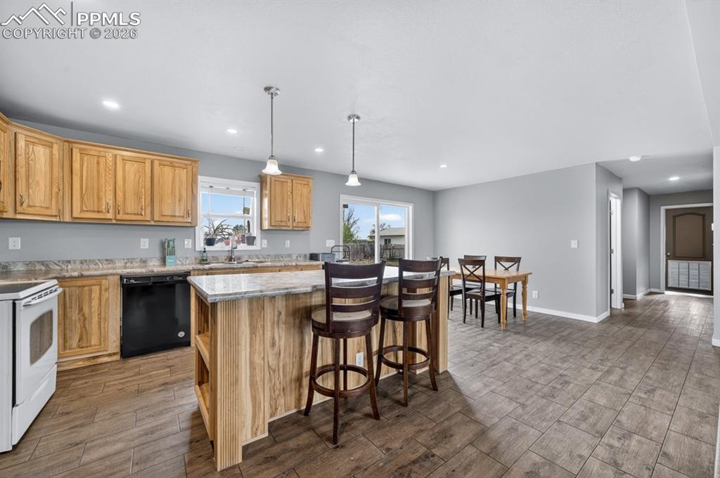 Image 17 of 38: Kitchen