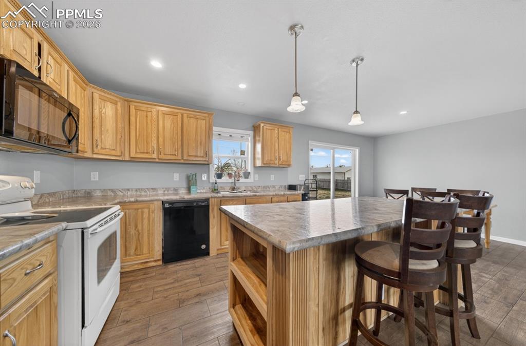 Image 18 of 38: Kitchen