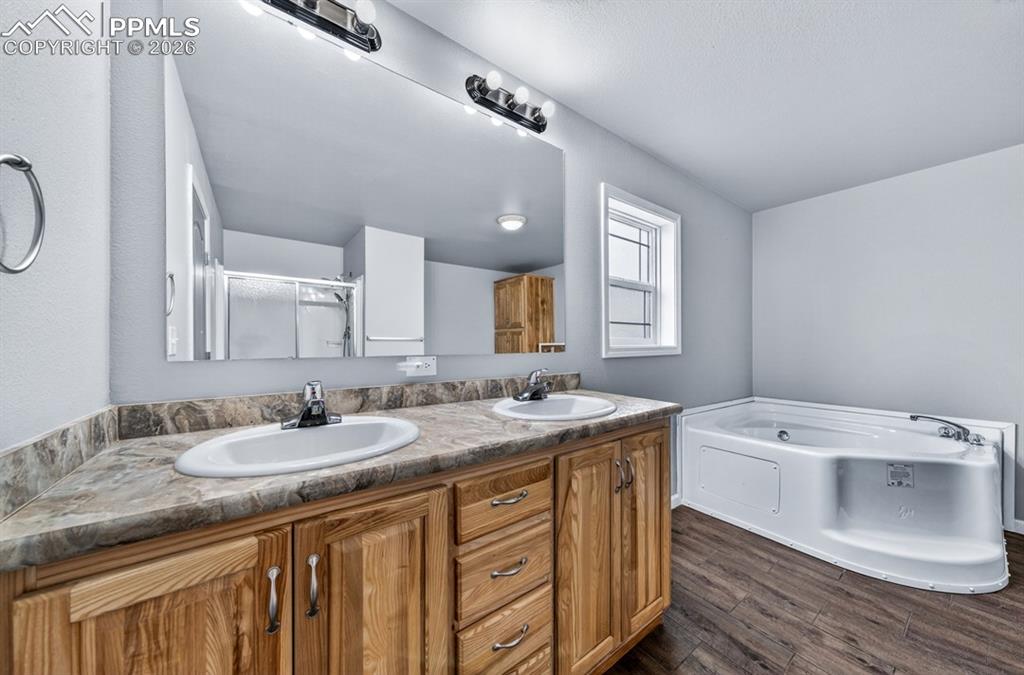 Image 22 of 38: Bathroom