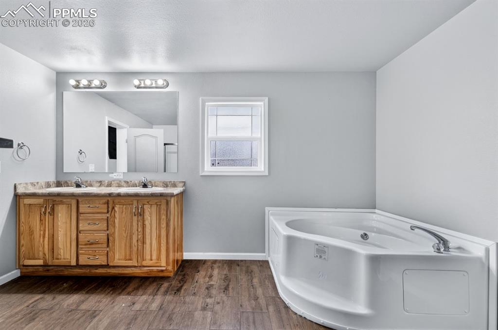 Image 23 of 38: Bathroom